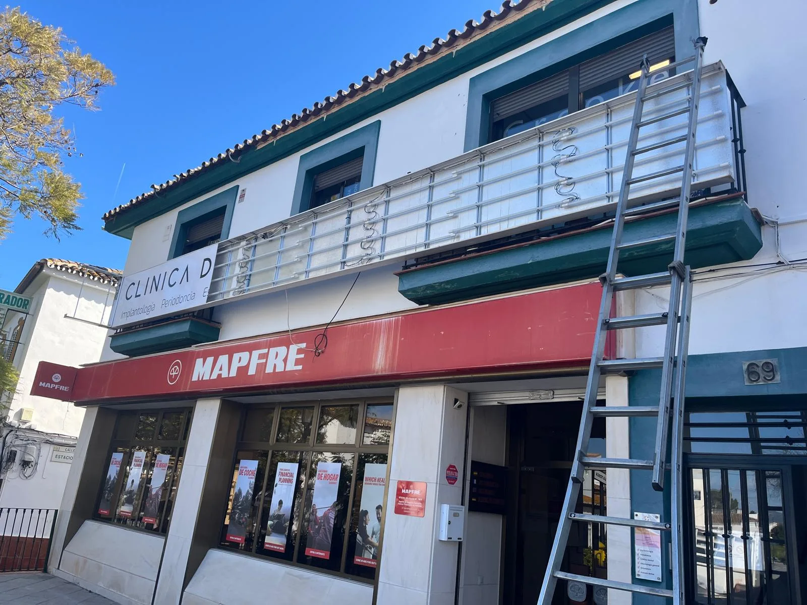 Antes de Renovación de rótulo luminoso de Clínica Crooke en Churriana