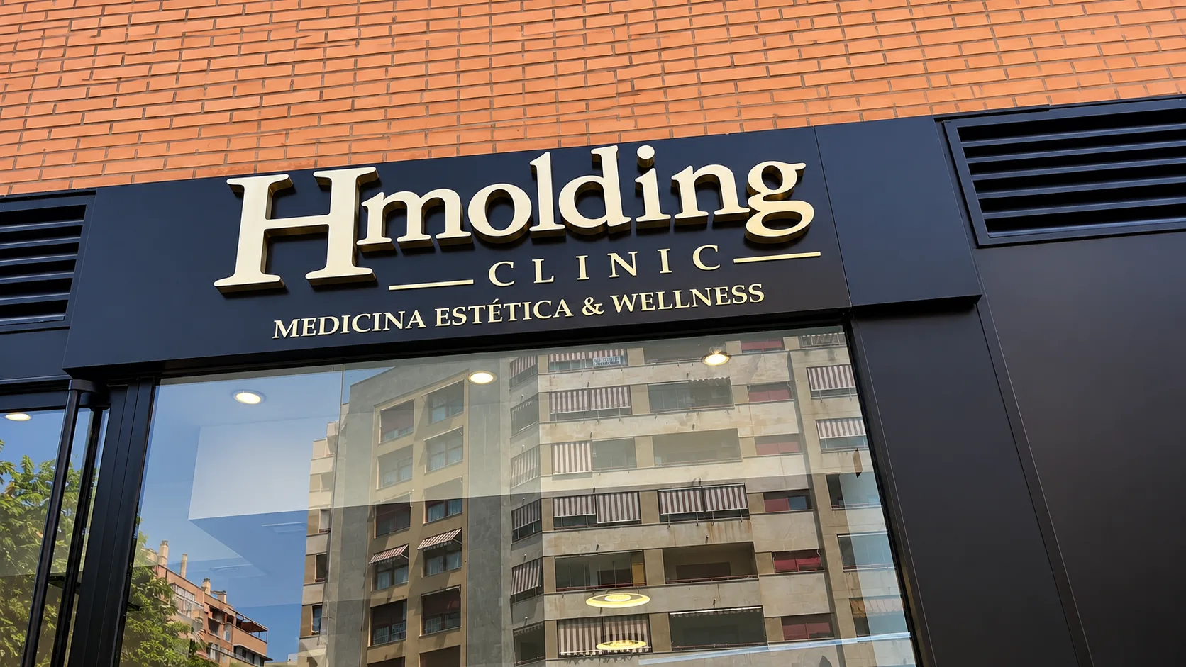 Letras corpóreas para fachada para Letras corpóreas para Hmolding Clinic