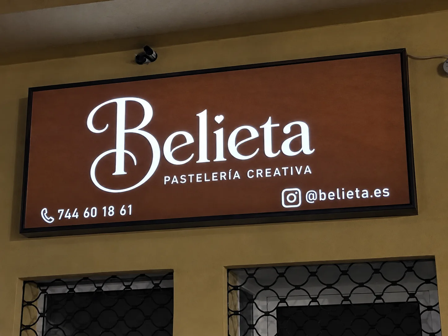 Rótulo luminoso de fachada de Rótulo luminoso para Belieta Pastelería Creativa