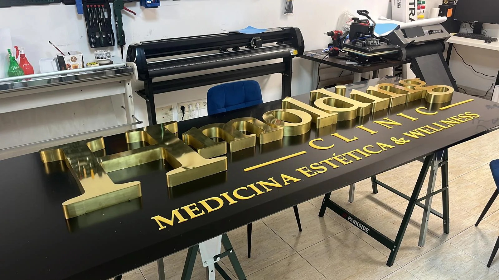 Profilbuchstaben für Hmolding Clinic