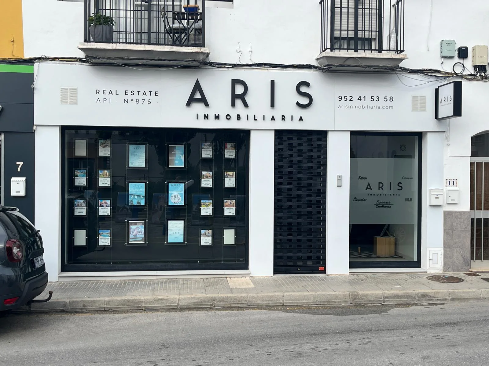 Trabajo realizado de Vinilo ácido y letras de corte para ARIS Inmobiliaria