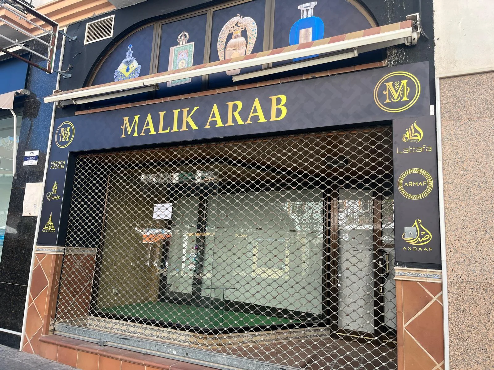 Trabajo realizado de Rotulación de fachada y placa retroiluminada para Malik Arab