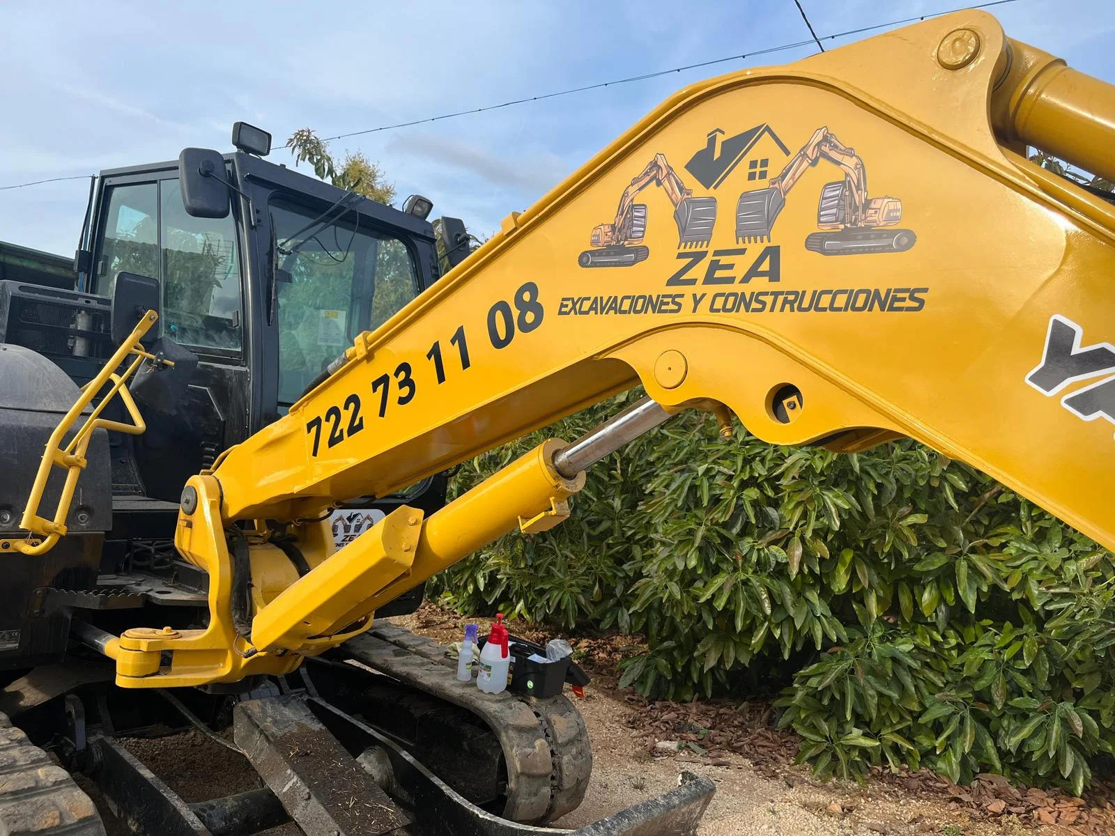 Rotulación de maquinaria de Rotulación de excavadora para ZEA Construcciones