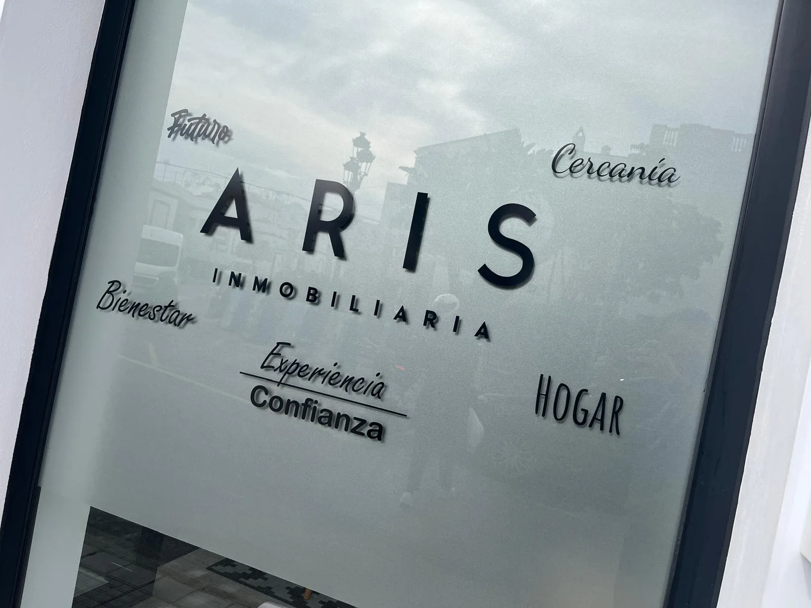 Rotulación de escaparate para Vinilo ácido y letras de corte para ARIS Inmobiliaria