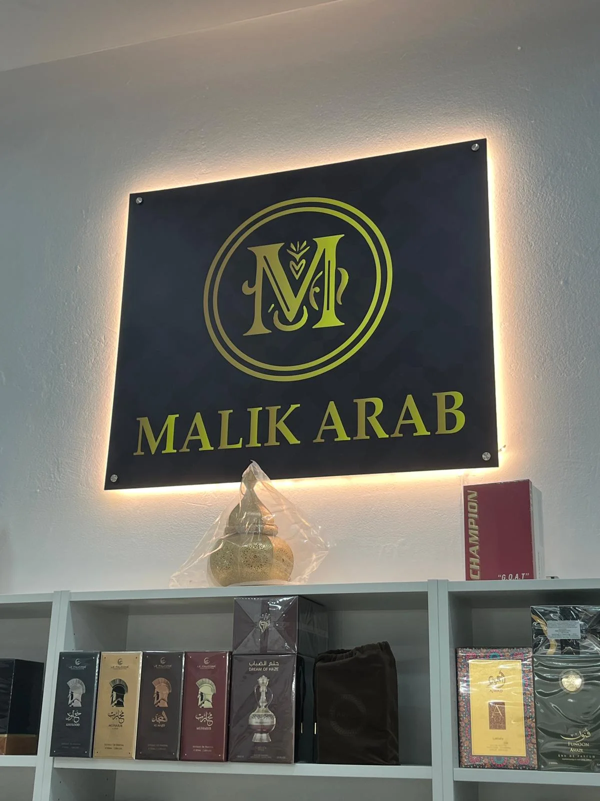Trabajo realizado de Rotulación de fachada y placa retroiluminada para Malik Arab