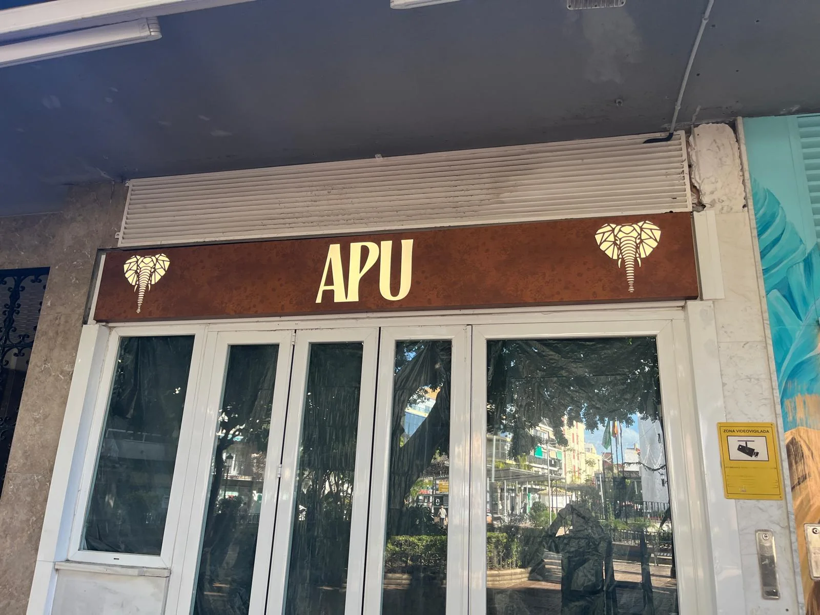 Rótulo luminoso de fachada de Rótulo luminoso para Restaurante Apu en Fuengirola