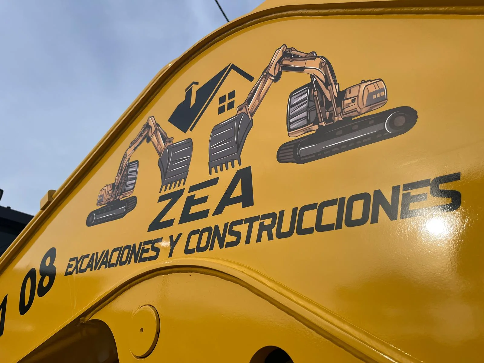 Trabajo realizado de Rotulación de excavadora para ZEA Construcciones