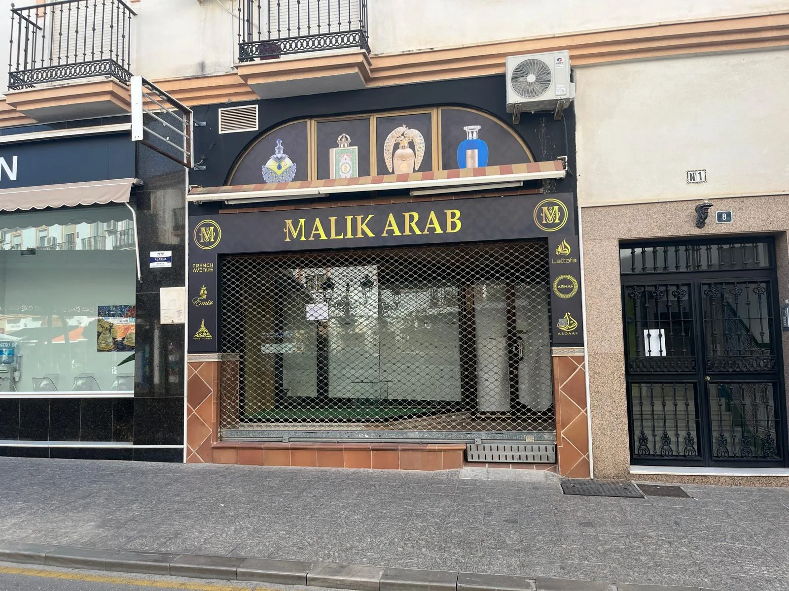 Rotulación de fachada y luminosos de Rotulación de fachada y placa retroiluminada para Malik Arab