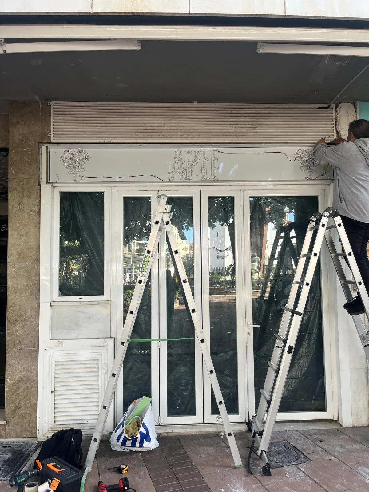 Trabajo realizado de Rótulo luminoso para Restaurante Apu en Fuengirola