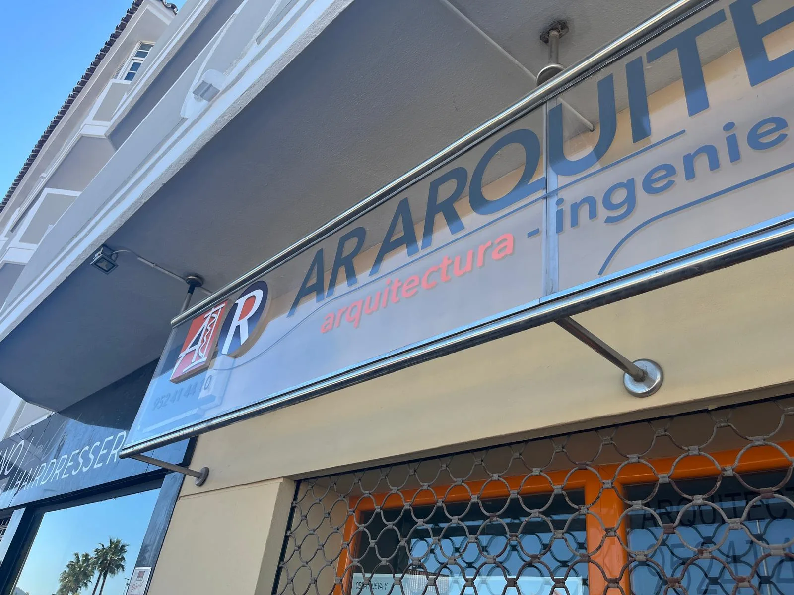 Trabajo realizado de Restauración de rótulo transparente para estudio de arquitectura