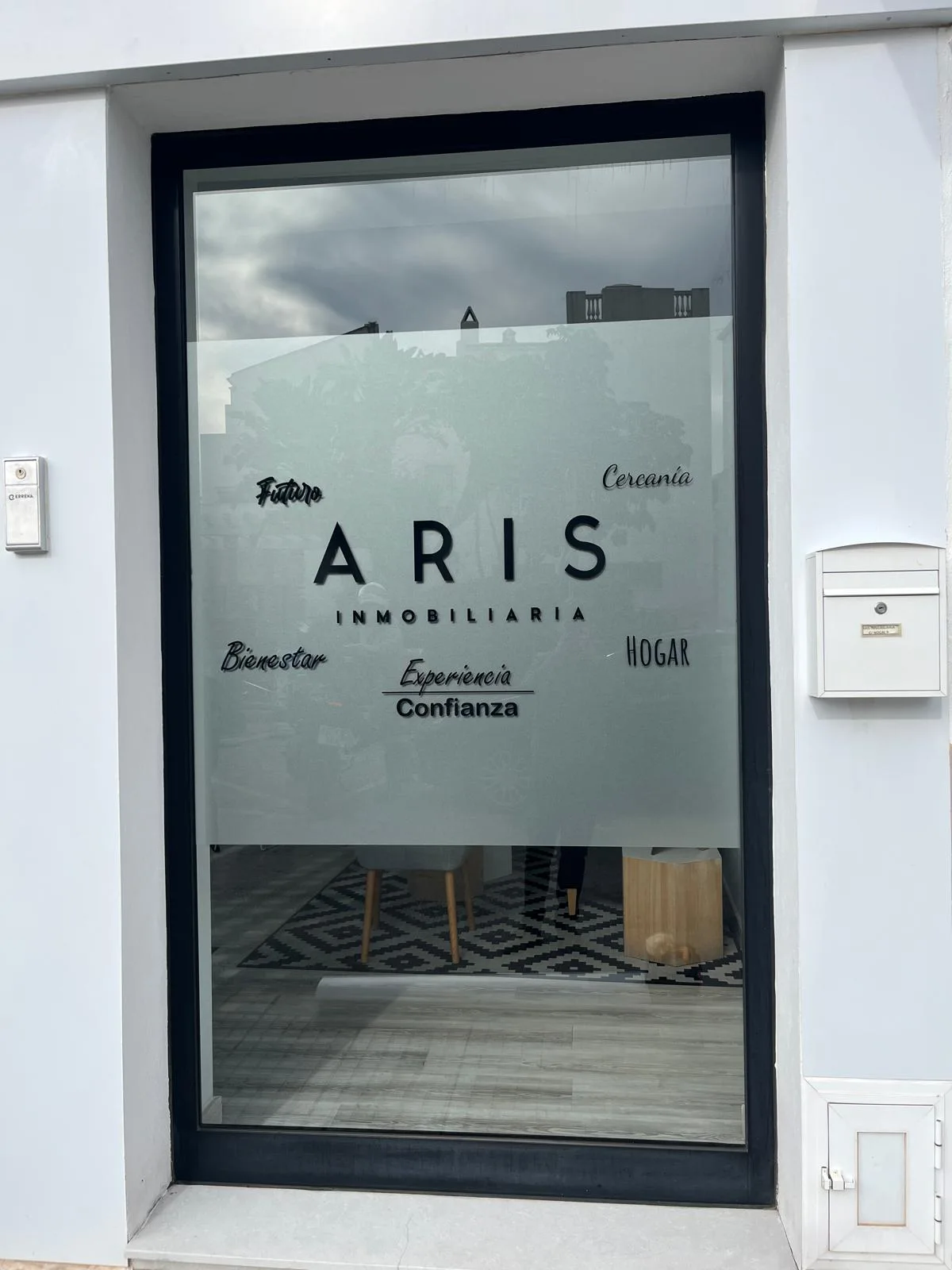 Trabajo realizado de Vinilo ácido y letras de corte para ARIS Inmobiliaria