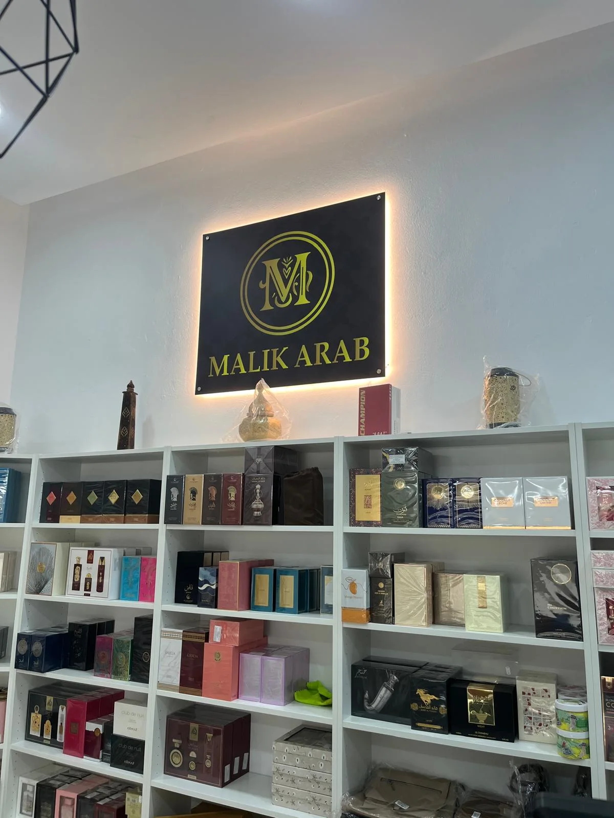 Trabajo realizado de Rotulación de fachada y placa retroiluminada para Malik Arab
