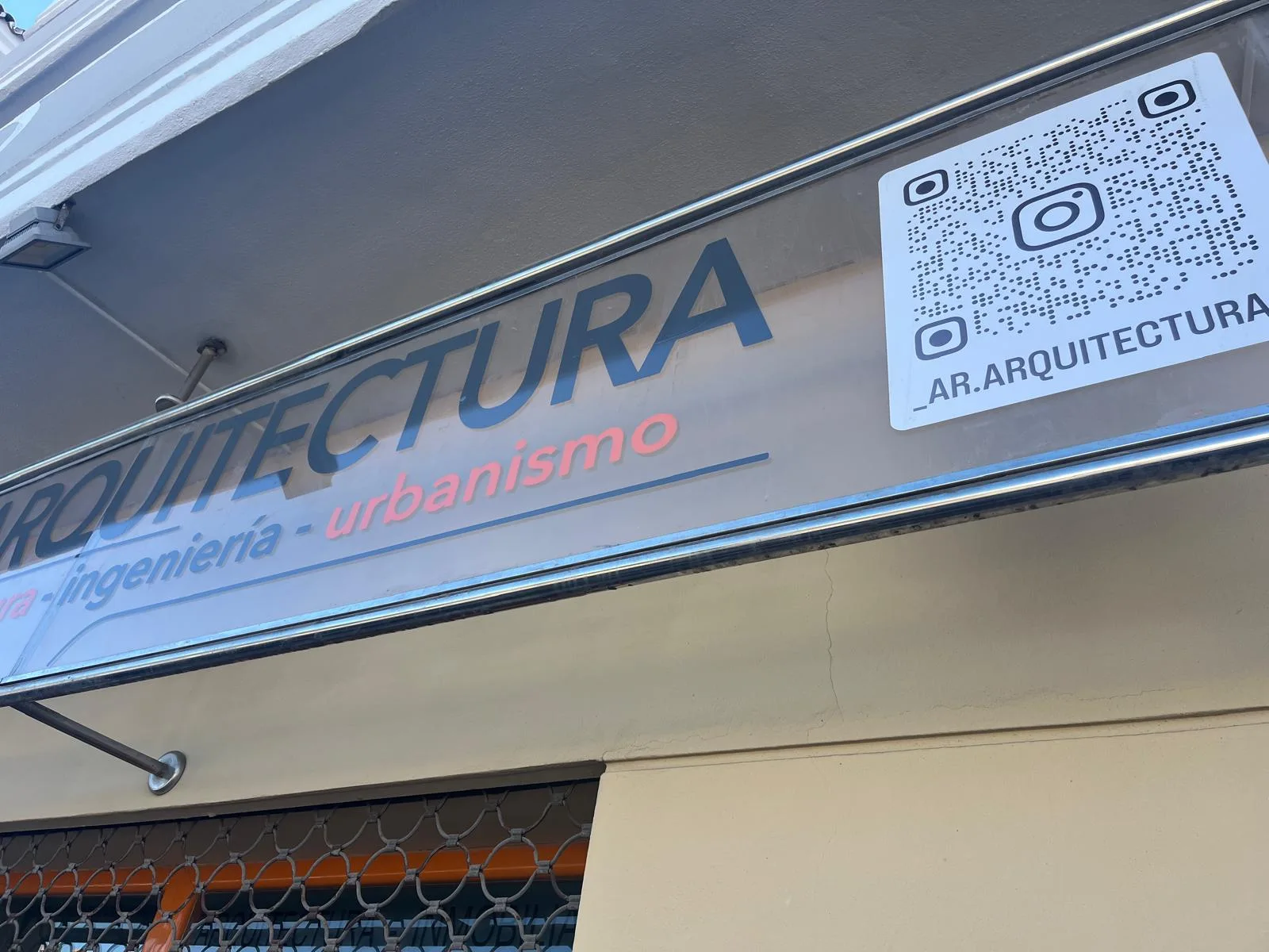 Restauración de rótulo de Restauración de rótulo transparente para estudio de arquitectura