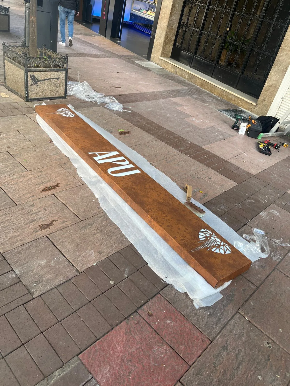 Trabajo realizado de Rótulo luminoso para Restaurante Apu en Fuengirola