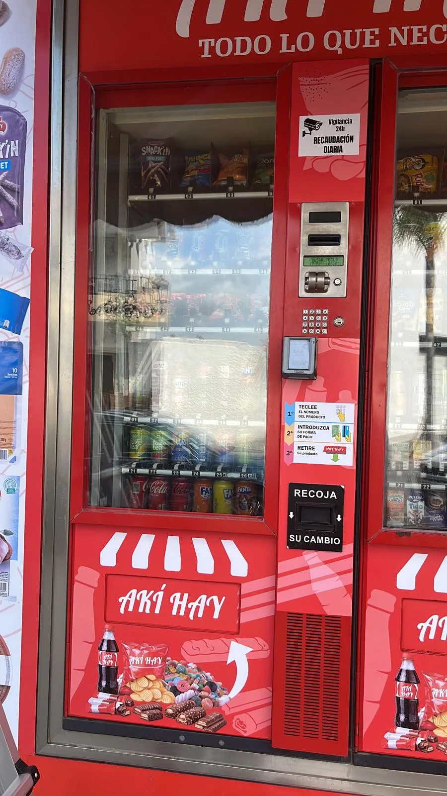 Trabajo realizado de Rotulación de máquinas expendedoras Aki Hay