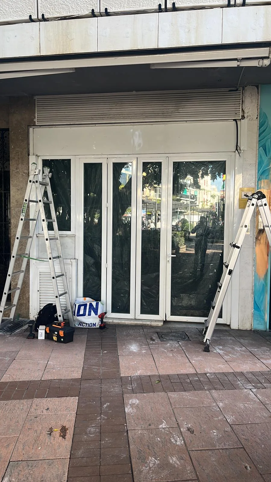Trabajo realizado de Rótulo luminoso para Restaurante Apu en Fuengirola