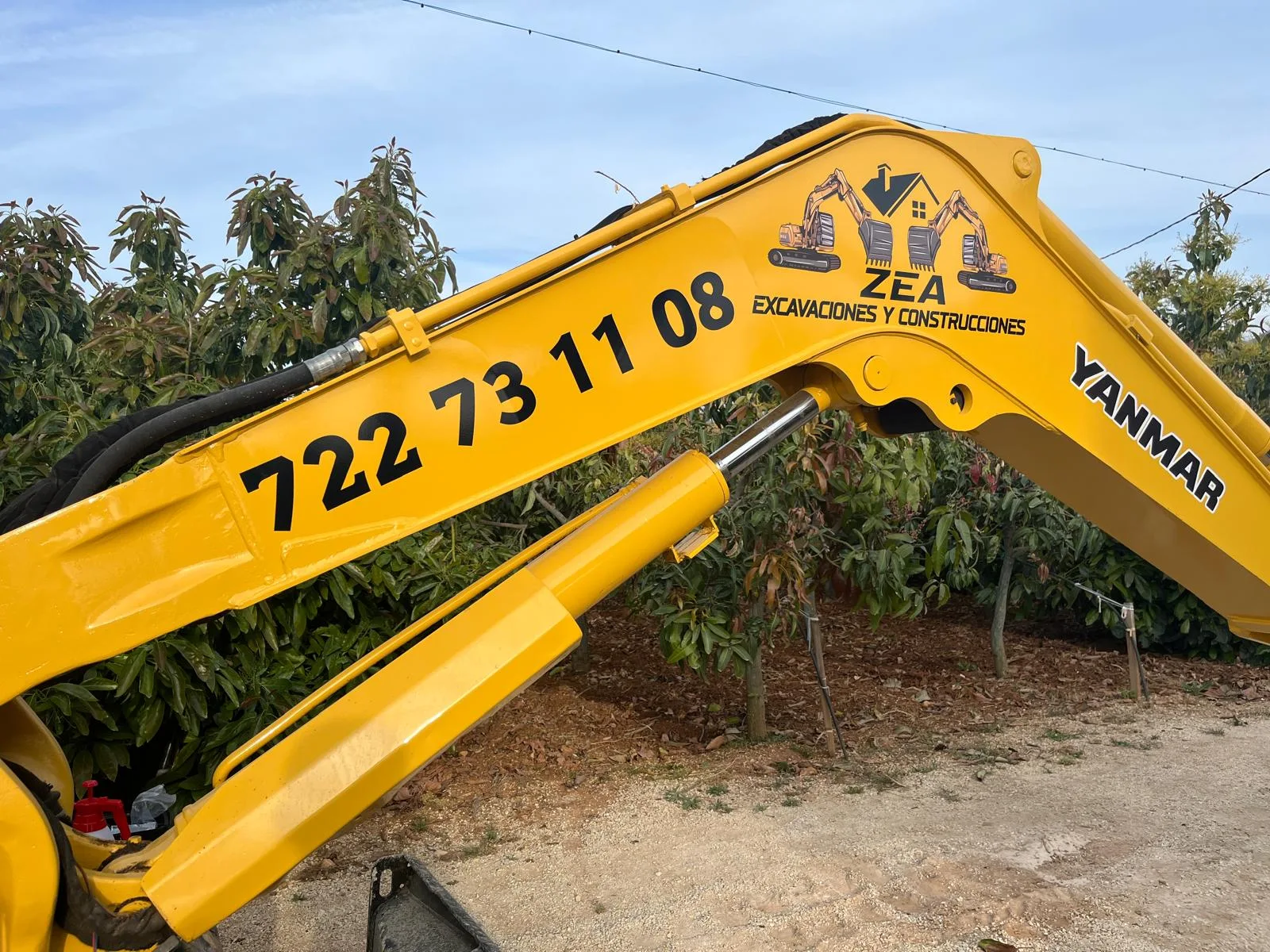 Trabajo realizado de Rotulación de excavadora para ZEA Construcciones