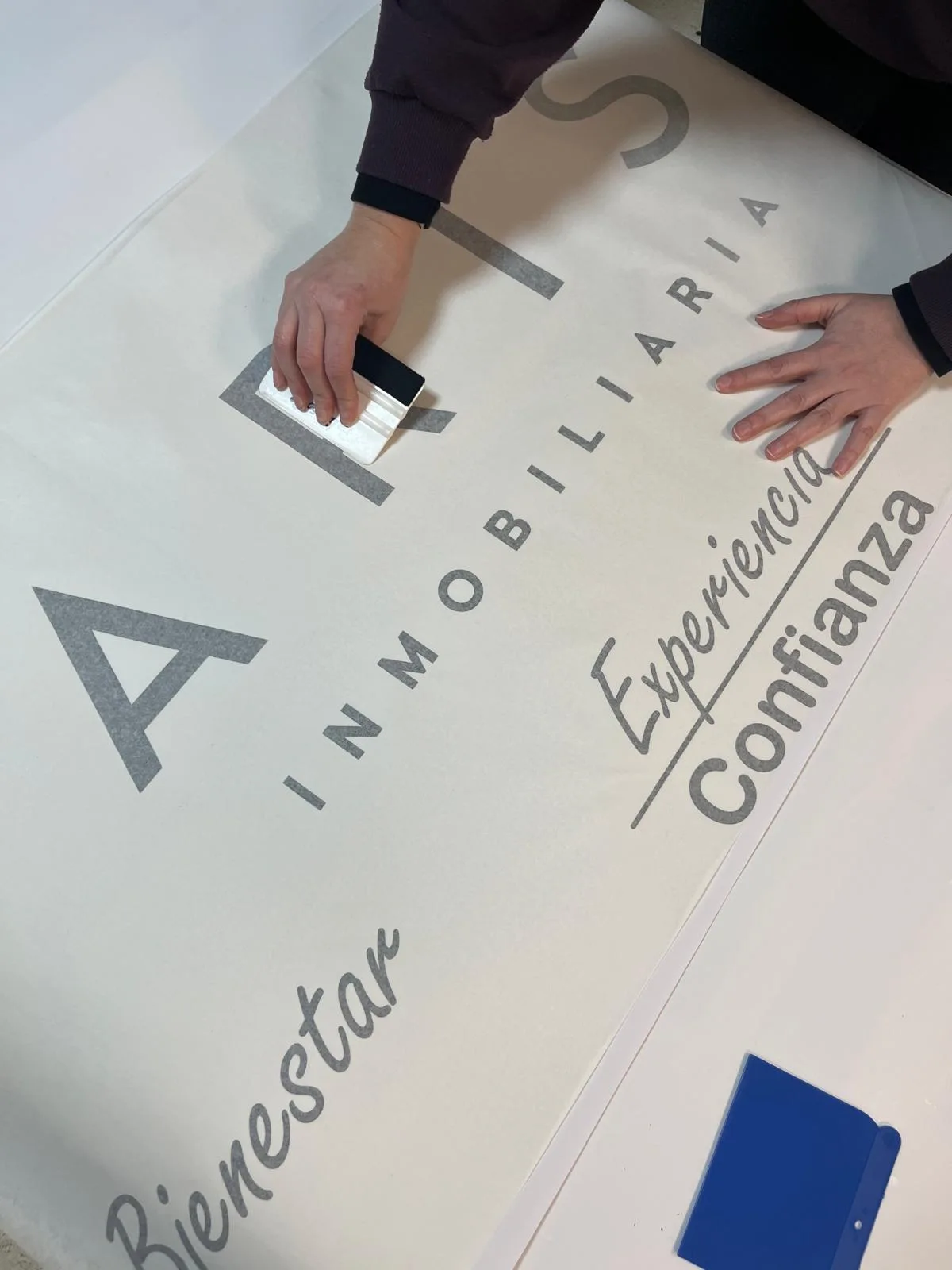 Trabajo realizado de Vinilo ácido y letras de corte para ARIS Inmobiliaria