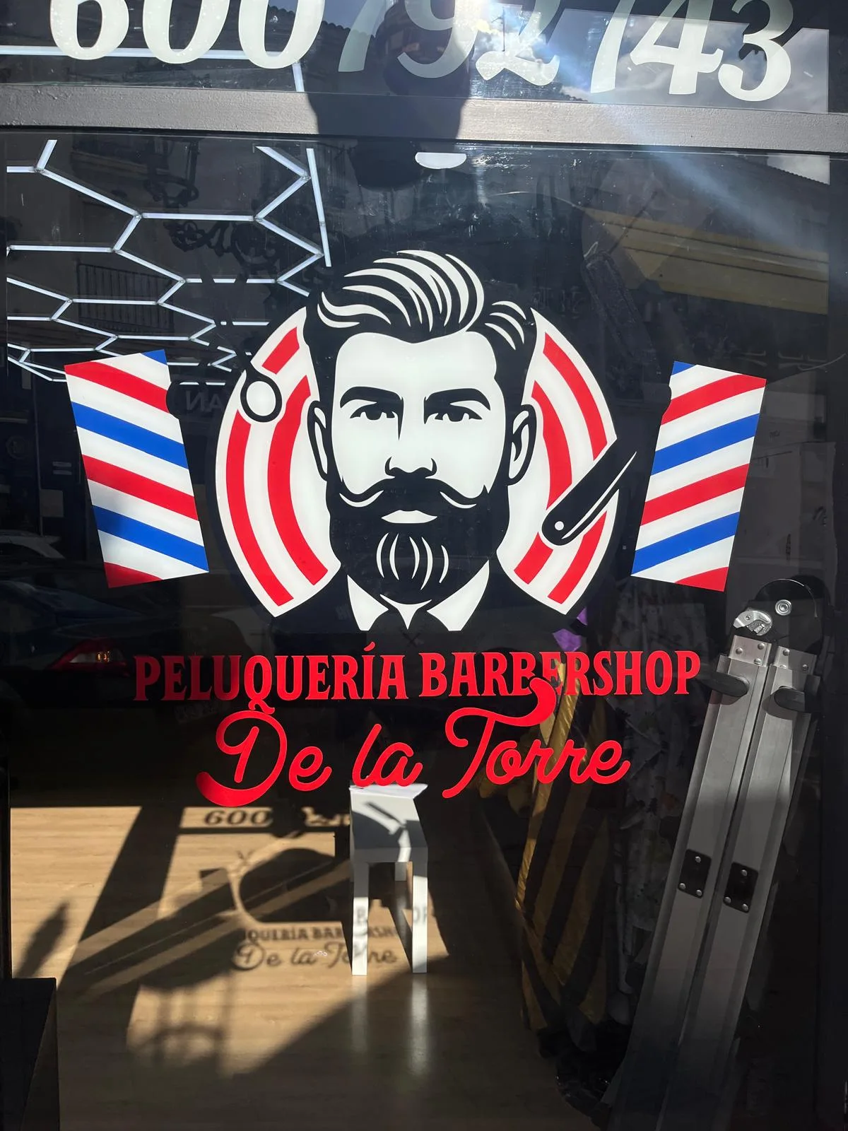 Rotulación de escaparate de Vinilo de corte para Barbershop de la Torre