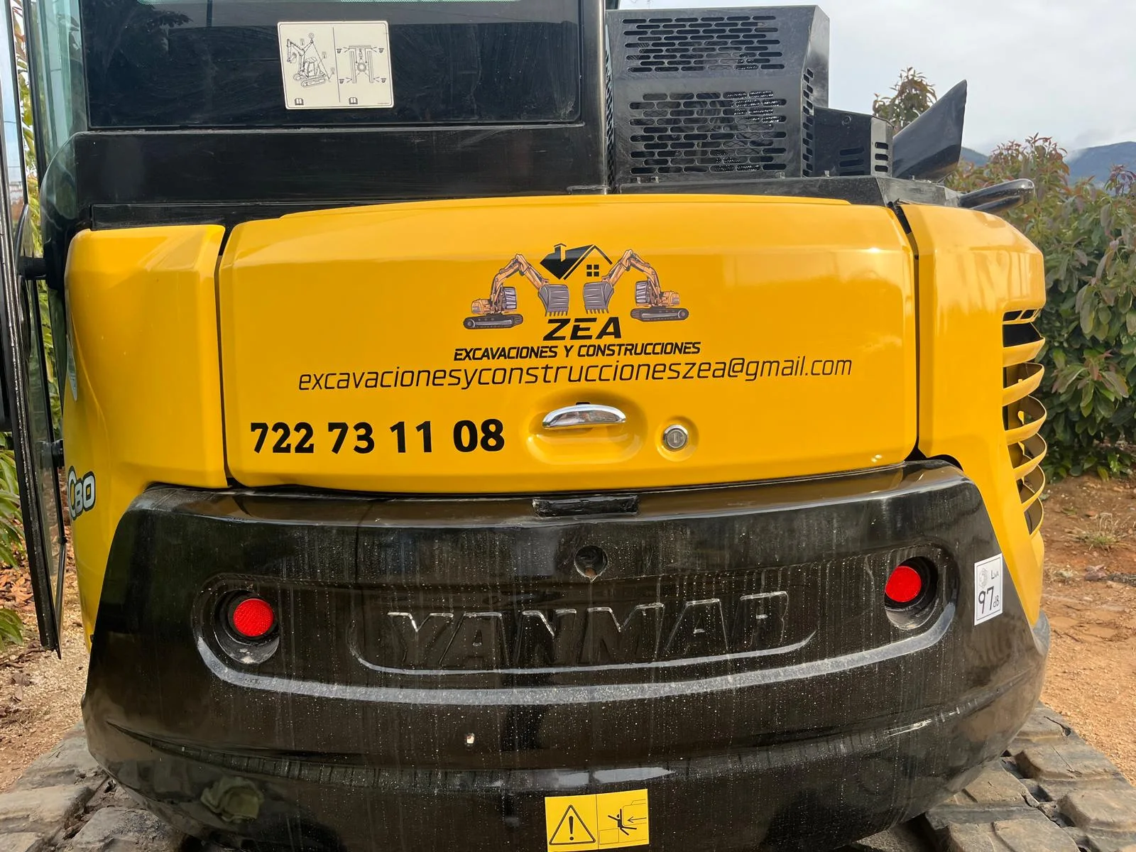 Trabajo realizado de Rotulación de excavadora para ZEA Construcciones