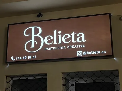 Rótulo luminoso de Belieta Pastelería Creativa sobre la entrada del local